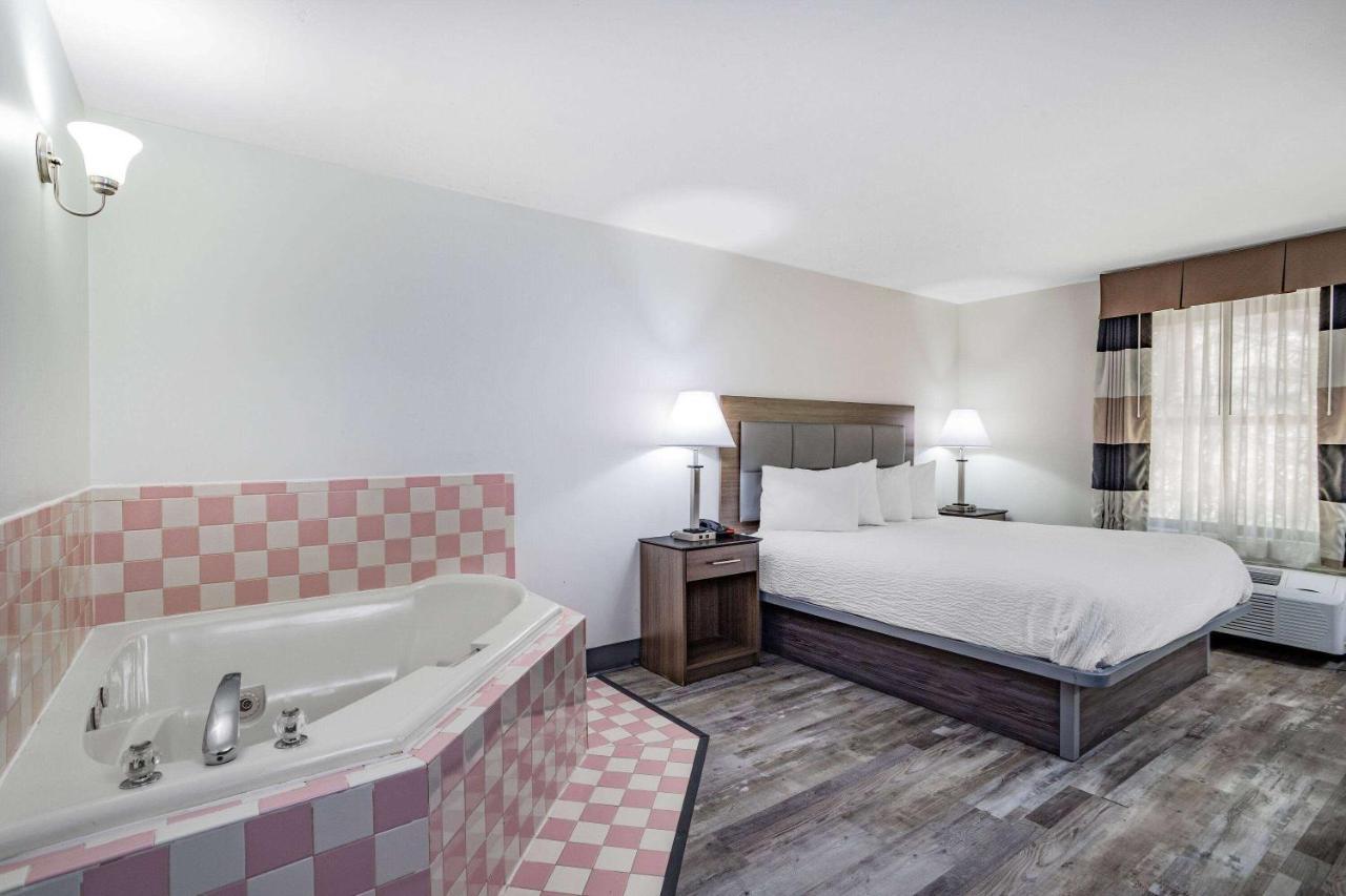 Ramada By Wyndham Hendersonville Luaran gambar