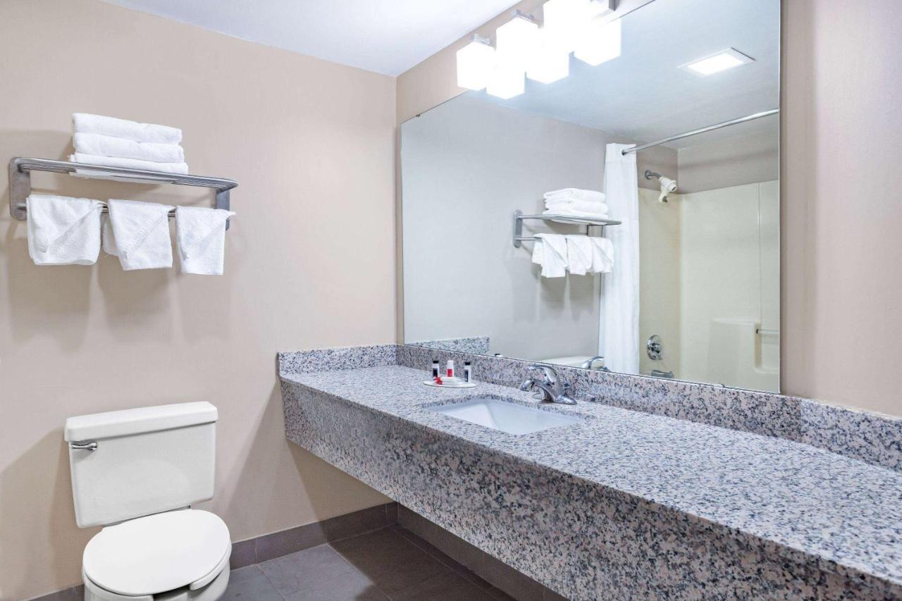 Ramada By Wyndham Hendersonville Luaran gambar