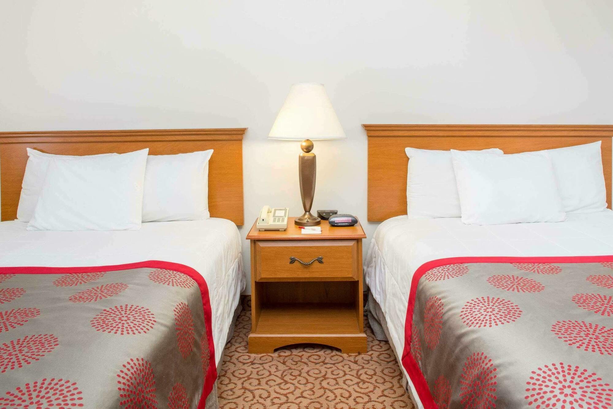 Ramada By Wyndham Hendersonville Luaran gambar